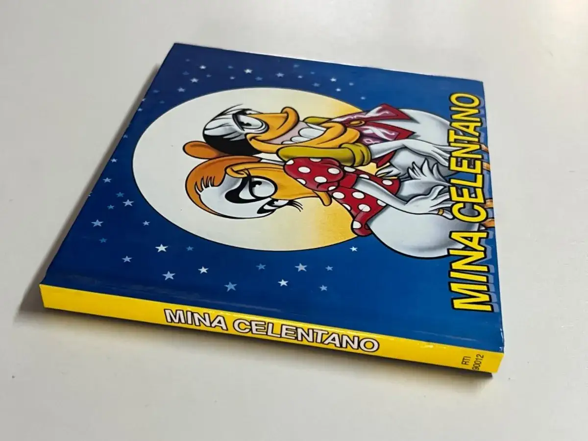 Copertina di un libro con Paperino e Paperina sotto la luna, che ricorda la canzone