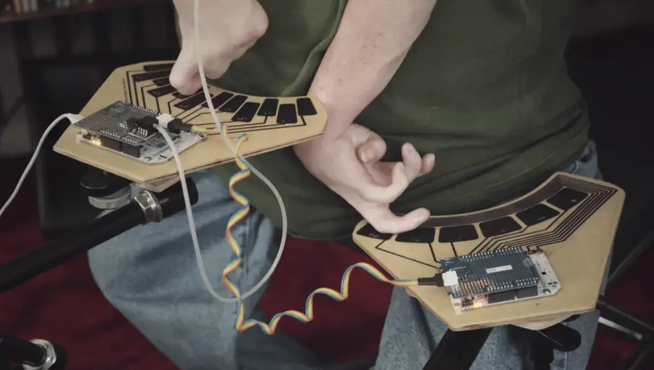 Strumenti musicali per disabili: tastiere elettroniche personalizzate, con schede elettroniche e cavi colorati, per un'esperienza musicale accessibile.