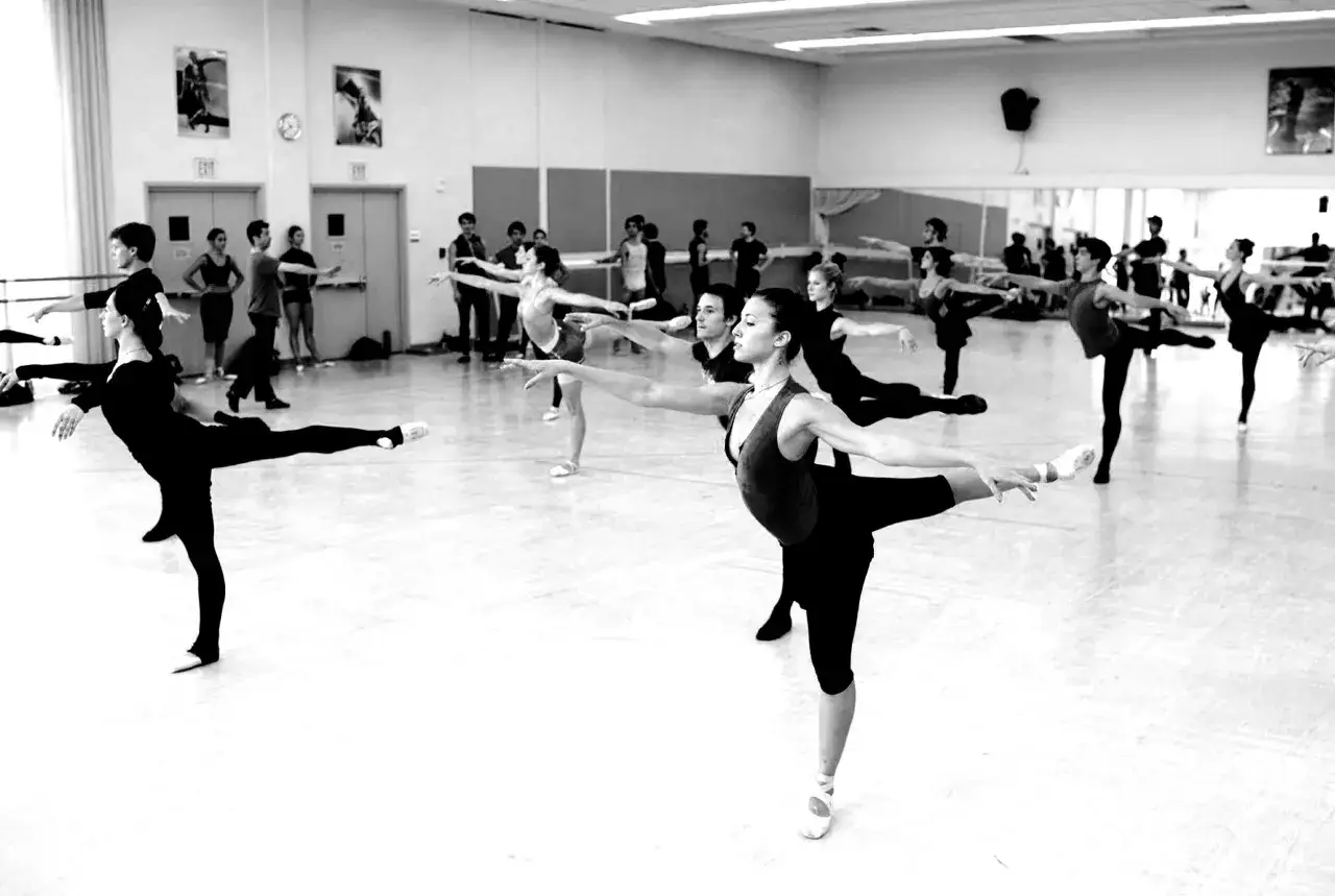 Adulti in sala prove per la danza classica, in posa con grazia ed eleganza.