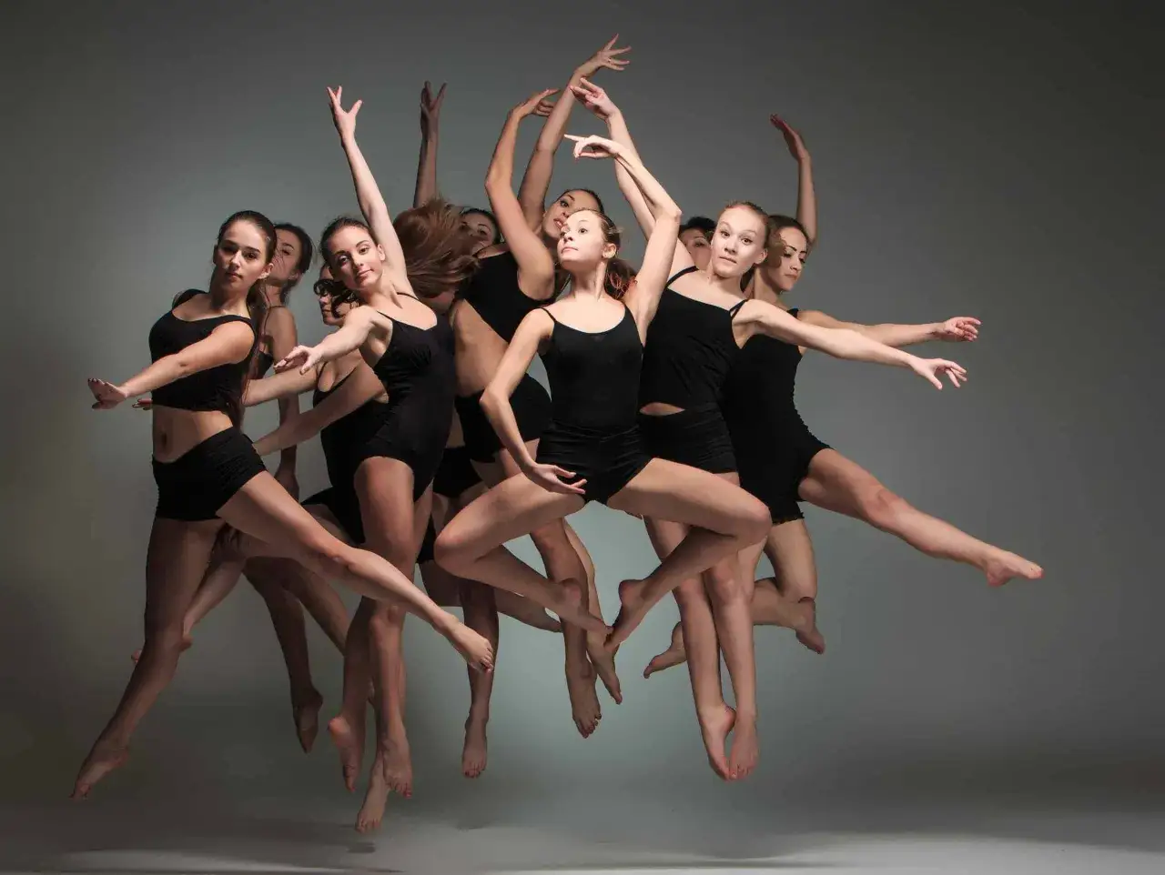 Un gruppo di ballerine in movimento, catturate in una sequenza di passi di danza famosi, con braccia e gambe in posizioni dinamiche.